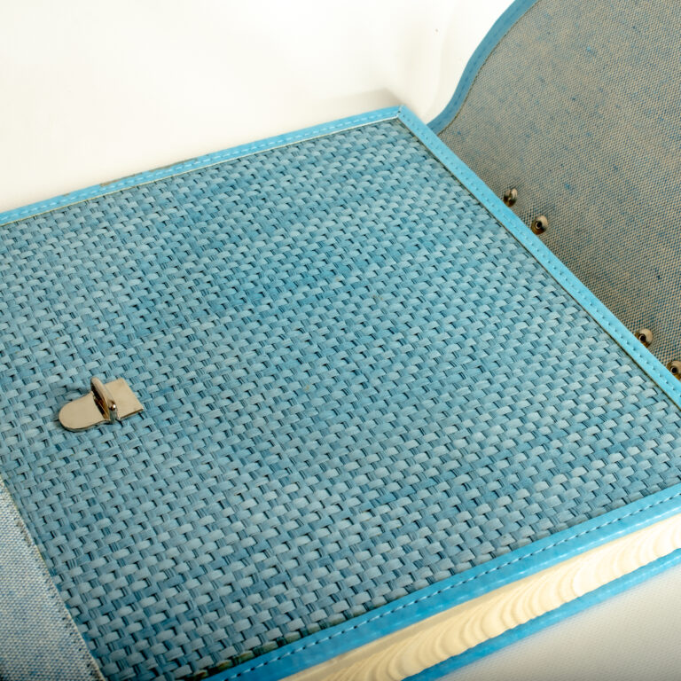 Άλμπουμ  Γαλάζιο – που γίνεται το εξώφυλλο βαλίτσα  το  άλμπουμ είναι  με ριζόχαρτα 30x31cm με 80 σελίδες και κουτί άλμπουμ-Hoper.gr