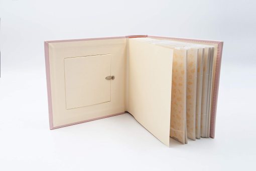 Άλμπουμ βιβλιοδετημένο δερματίνη ροζ με ασημί μεταλλική διακόσμηση και χώρο στο εξώφυλλο για φωτογραφία είναι  με θήκες για 100 φωτογραφίες 10×15 cm   ( baby album ) 281ALB-Hoper.gr