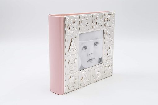 Άλμπουμ βιβλιοδετημένο δερματίνη ροζ με ασημί μεταλλική διακόσμηση και χώρο στο εξώφυλλο για φωτογραφία είναι  με θήκες για 100 φωτογραφίες 10×15 cm   ( baby album ) 281ALB-Hoper.gr