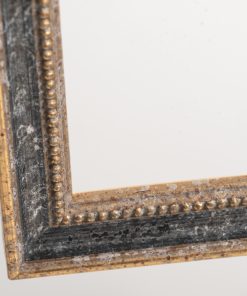 Κορνίζα ξύλινη τοίχου  χρώμα χρυσό & μαύρη  γραμμή  με σημάδια  παλαίωσης και σκάλισμα κόσμημα  , τζάμι Ματ (Κ6101/69)-Hoper.gr